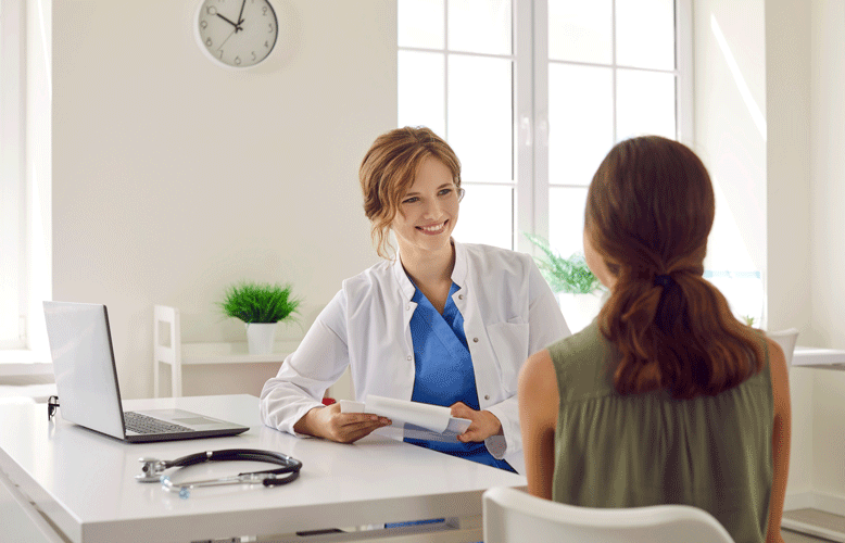 Femme de 45 ans faisant un bilan prévention avec son médecin traitant