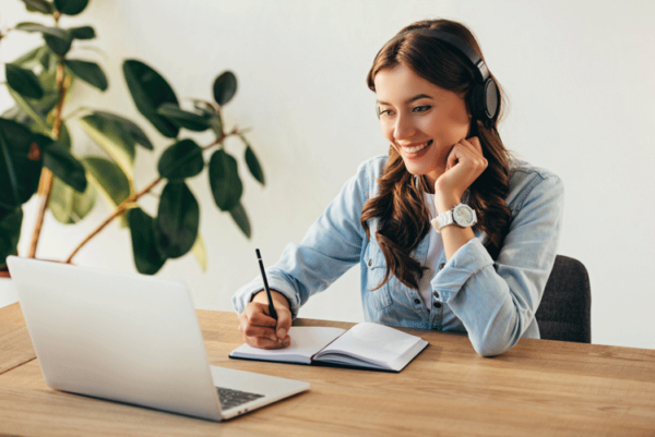 femme suivant un webinaire sur les cancer gynécologique