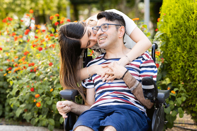 couple, femme aidante, homme en situation de handicap