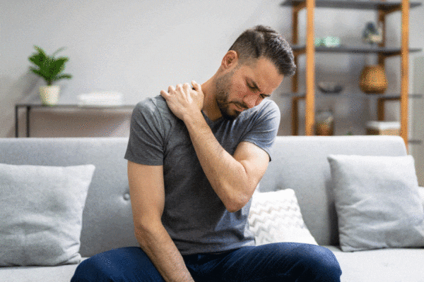 Homme souffrant d'une douleur à l'épaule