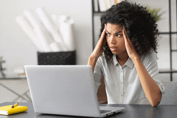 Femme qui se couvre les oreilles a cause du bruit au bureau